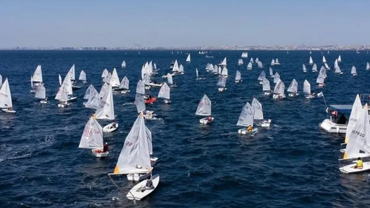 Yelkencilerden Marmara'da unutulmaz görsel şölen