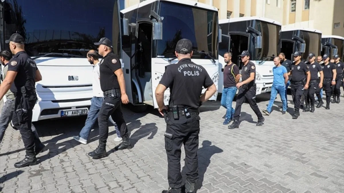 "Kökünü Kurutma Operasyonu"nda gözaltına alınan zanlılardan 46'sı adliyeye sevk edildi