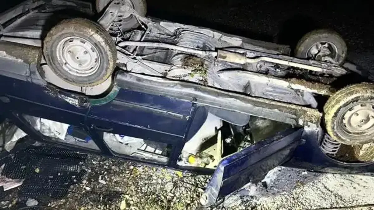 Düzce'de şantiye alanına giren otomobil devrildi!