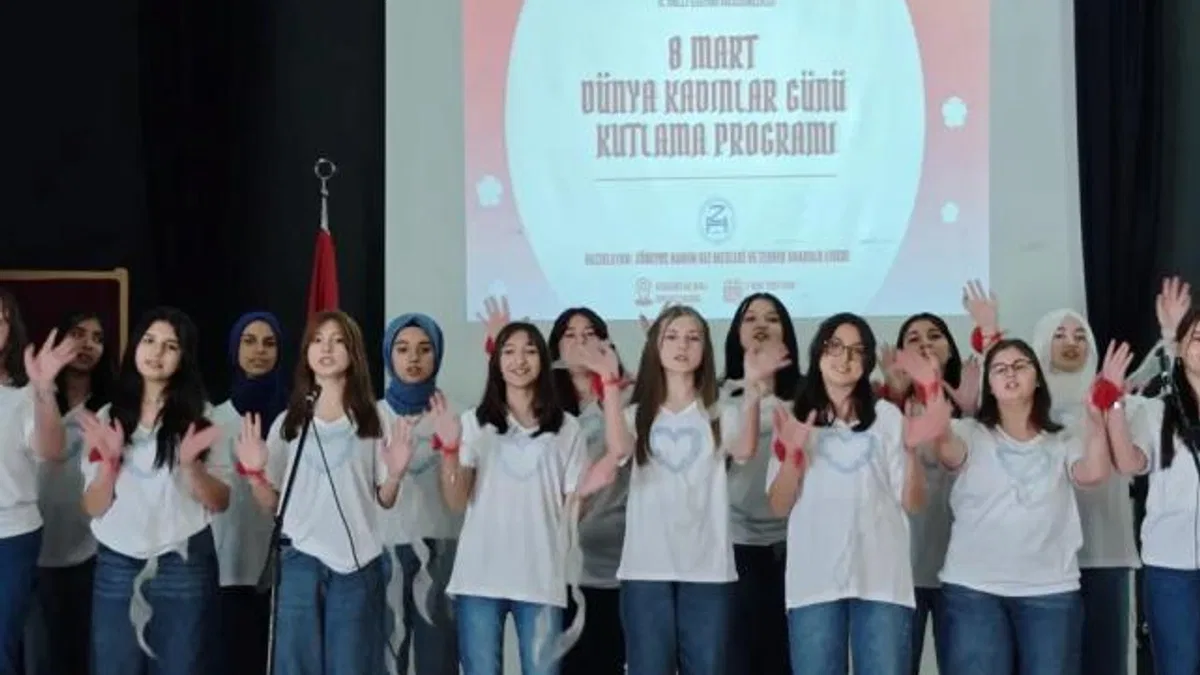 Bursa'da liseli öğrencilerden 8 Mart programı