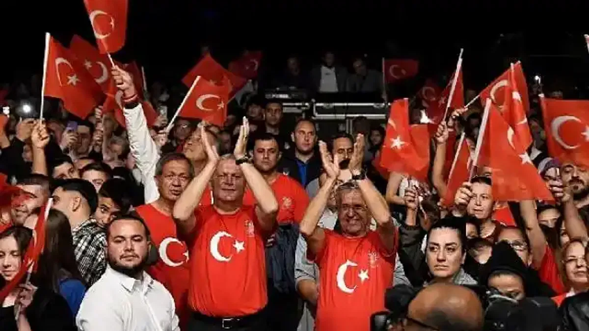 Kemer'de Bayrak Yürüyüşü ve Fener Alayı