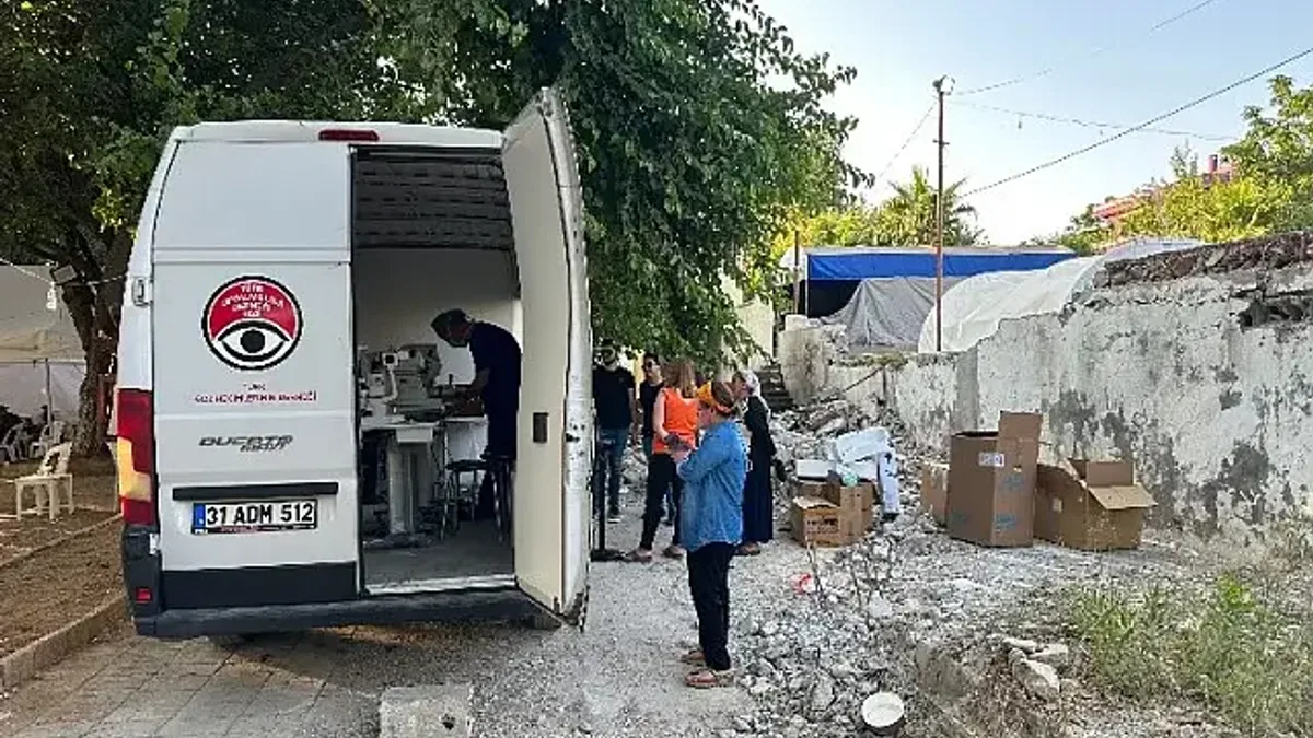 Gönüllü göz hekimlerinden afetzedelere mobil muayene