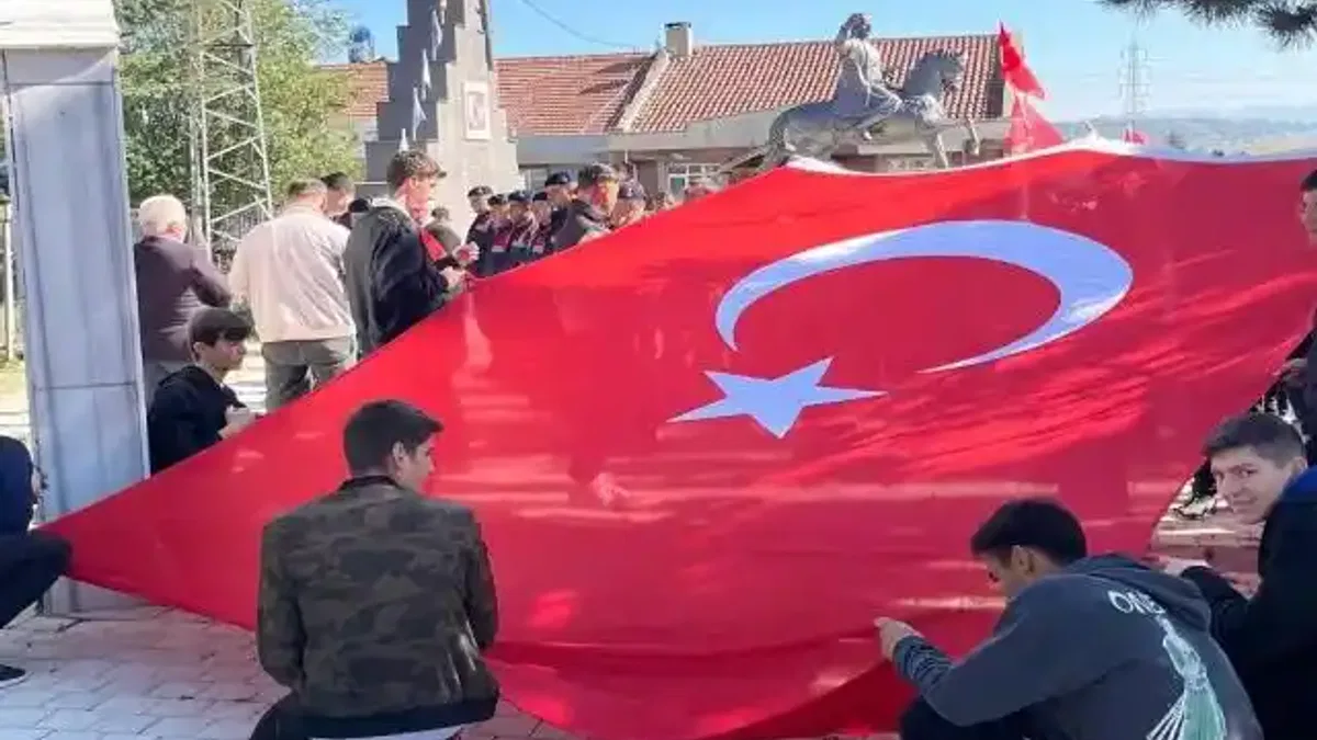 Bilecik'te "Cumhuriyetin 101. Yılı ve Şehitler İçin Gençlik Yürüyüşü" düzenlendi