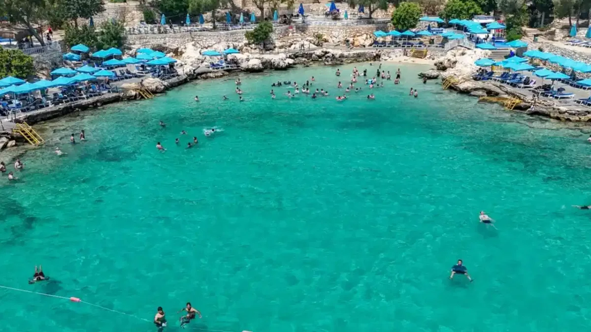 Mersin plajları tatilcilerin gözdesi oldu