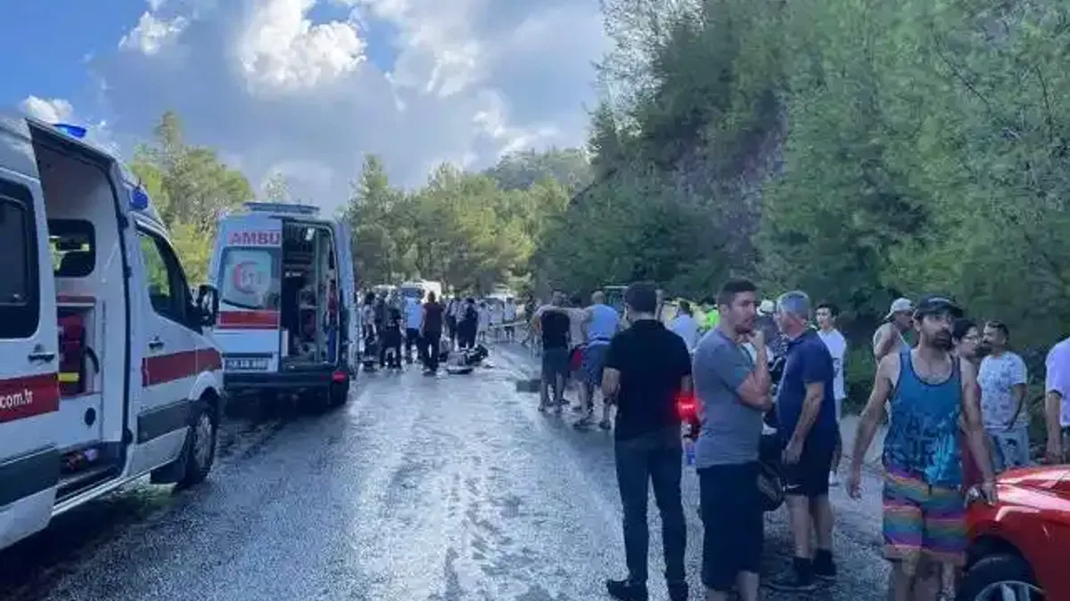 Marmaris'te cip safari aracı devrildi