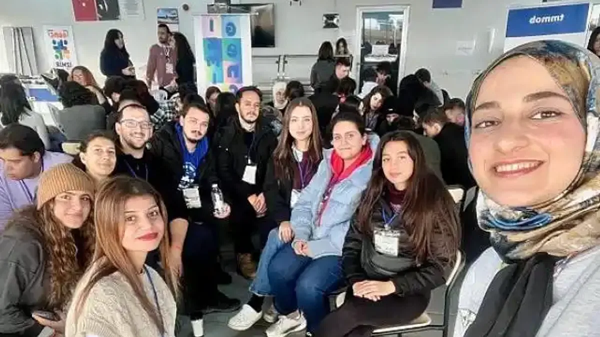 Büyükşehir öncülüğünde farkındalık adımı İzmirli gençler "fark edil-fark ettir" diyerek buluştu