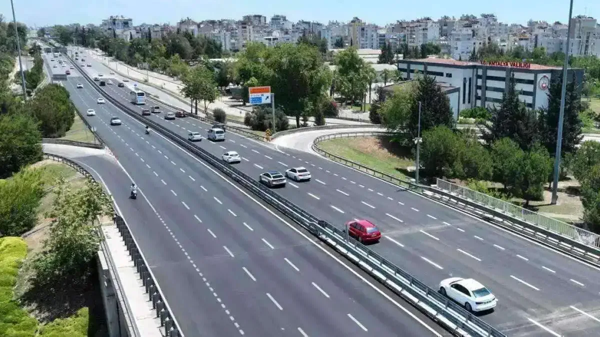 Antalya’da kavşak girişi üç şeride çıkarılarak genişletildi