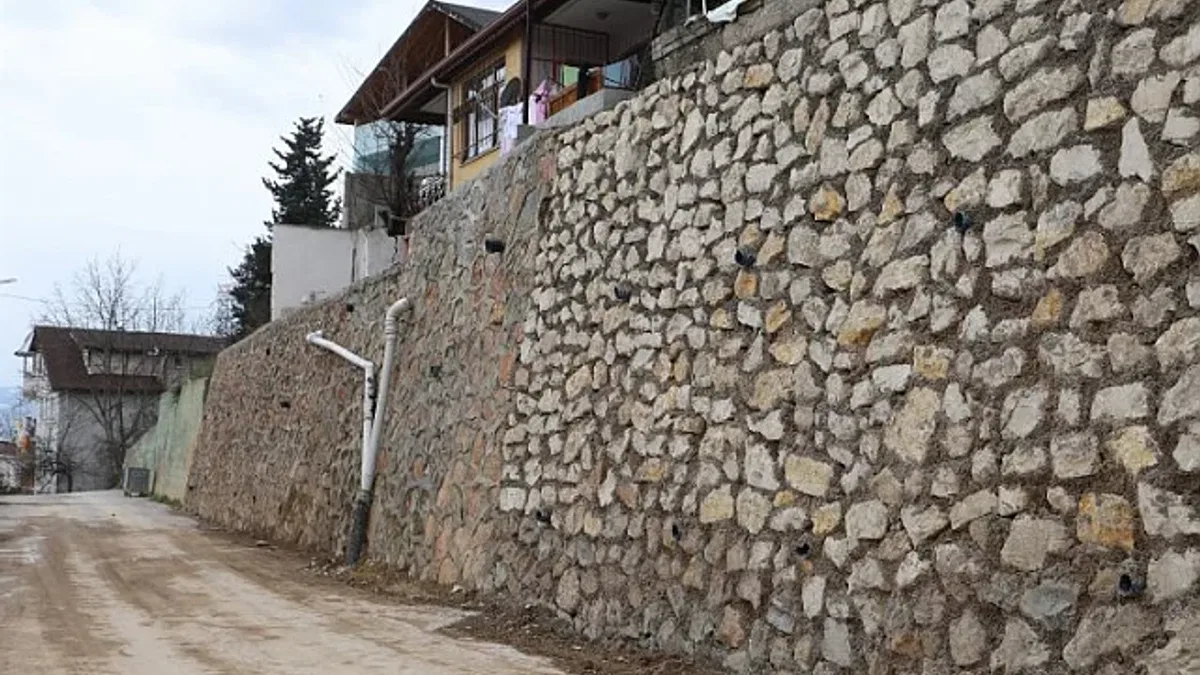 İzmit'te hasarlı istinat duvarı yenilendi