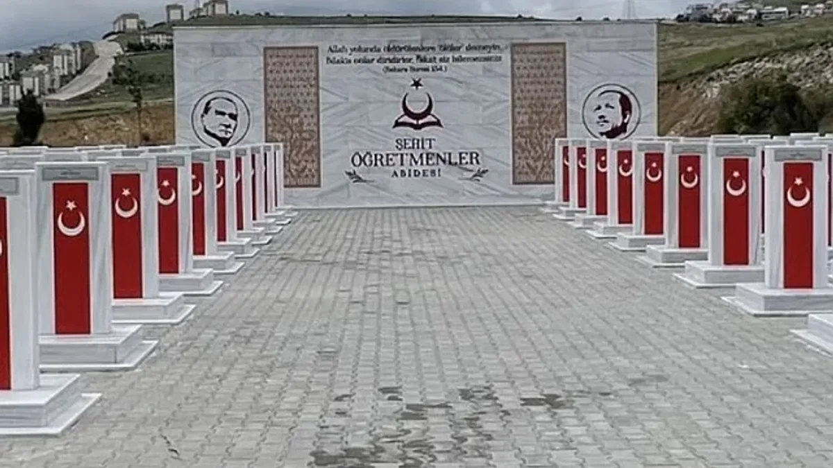 Bakan Tekin şehit öğretmenleri andı