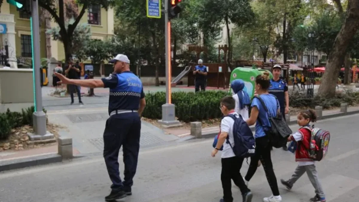 Kocaeli'de okulların ilk gününde Zabıta görev başında