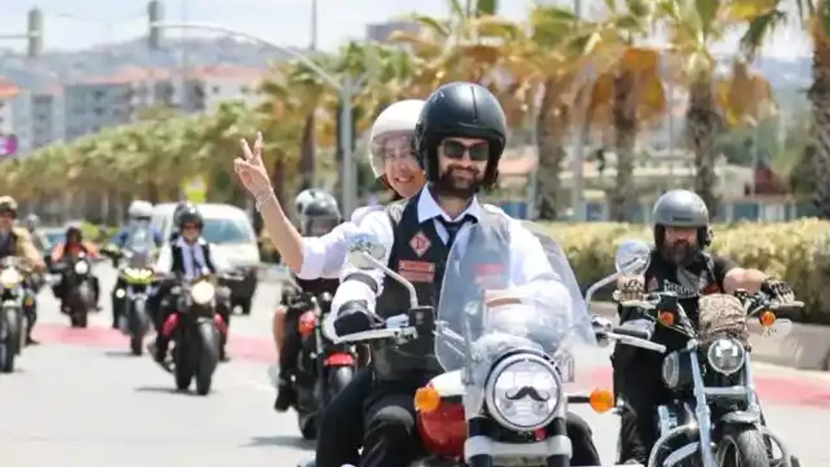 Klasik motosikletler farkındalık için yollarda