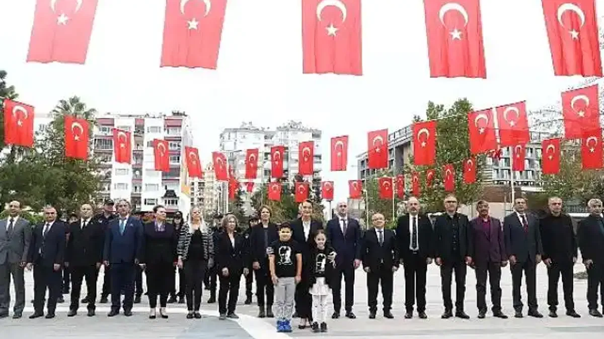 Başkan Muhittin Böcek Atatürk Anıtı'na çelenk sundu