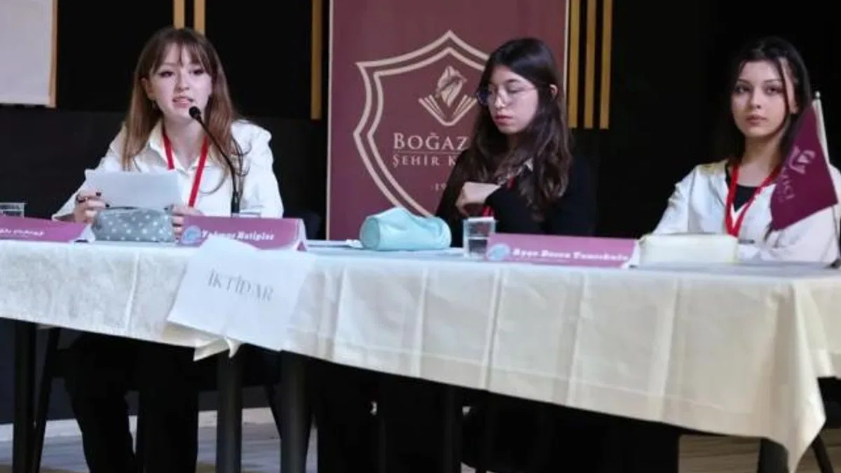 Kütahya'da liseler rası münazara finalinde gençler sahnedeydi