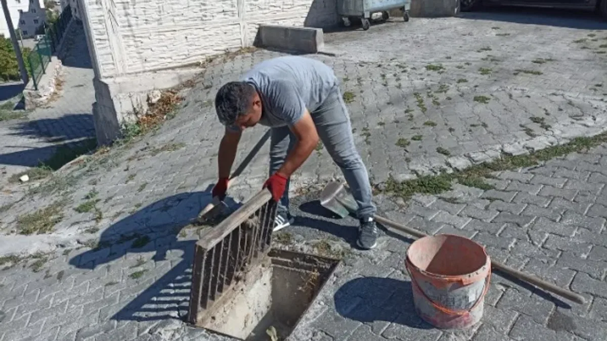 Gördes'te yağmursuyu ızgaraları temizleniyor
