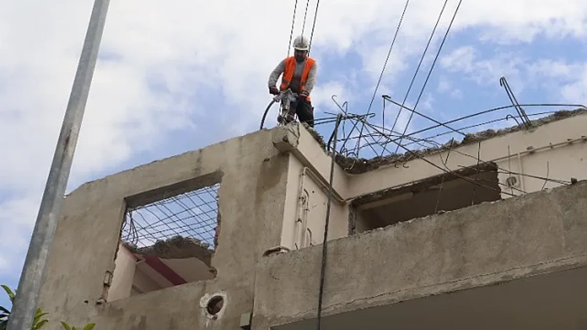 İzmit'te ağır hasarlı bir bina daha yıkılıyor