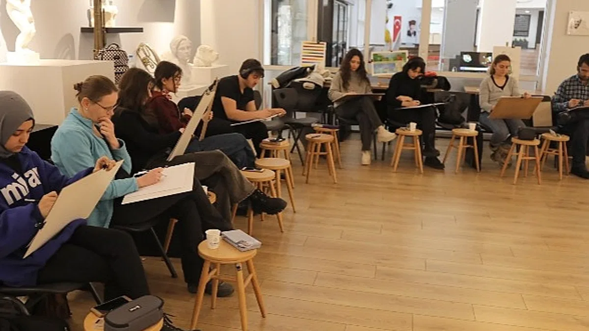 Turan Erol Sanat Atölyesi Gençleri Sınava Hzırlıyor