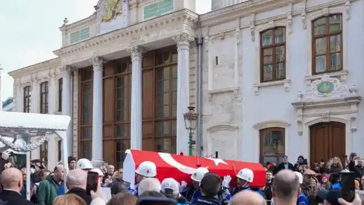 Usta tiyatrocu Haldun Dormen son yolculuğuna alkışlarla uğurlandı