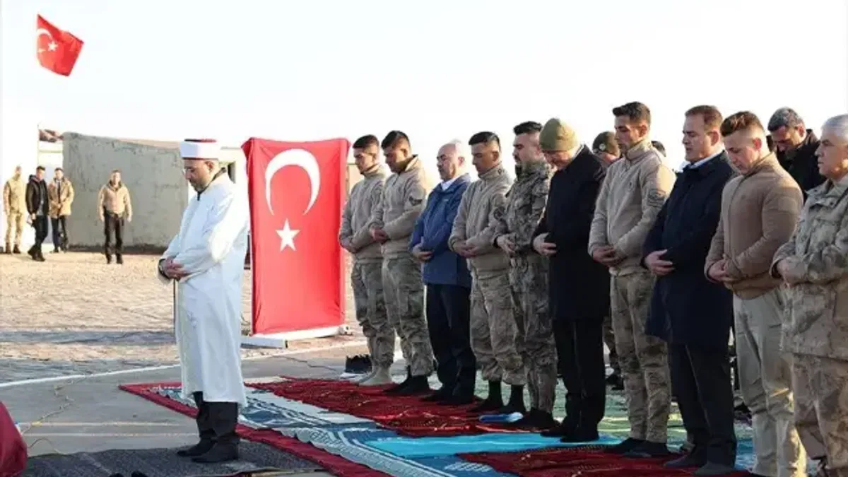 Bakan Soylu, bayram namazını Yüksekova'daki üs bölgesinde askerlerle kıldı
