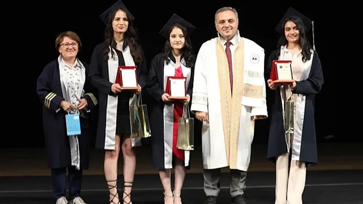ERÜ Sağlık Bilimleri Fakültesi'nde mezuniyet sevinci