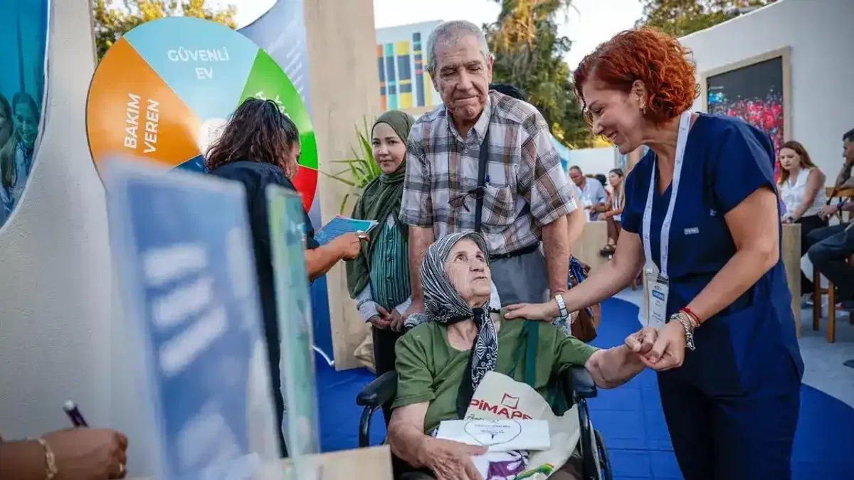 İzmir'de Belediye Sokağı'nın sağlık duraklarına ilgi yoğun