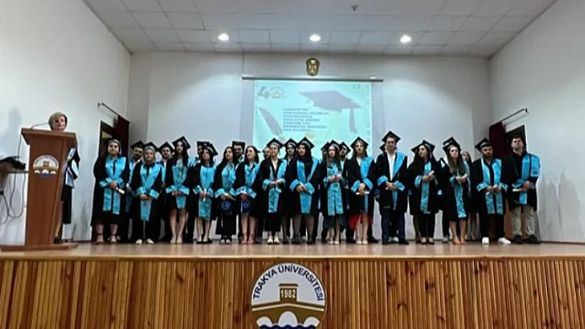 Uzunköprü Uygulamalı Bilimler Yüksekokulu'nda mezuniyet sevinci