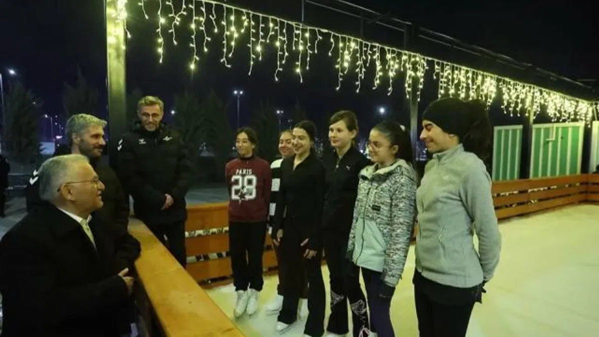 Kayseri Açık Hava Buz Pateni pistinde çifte bayram