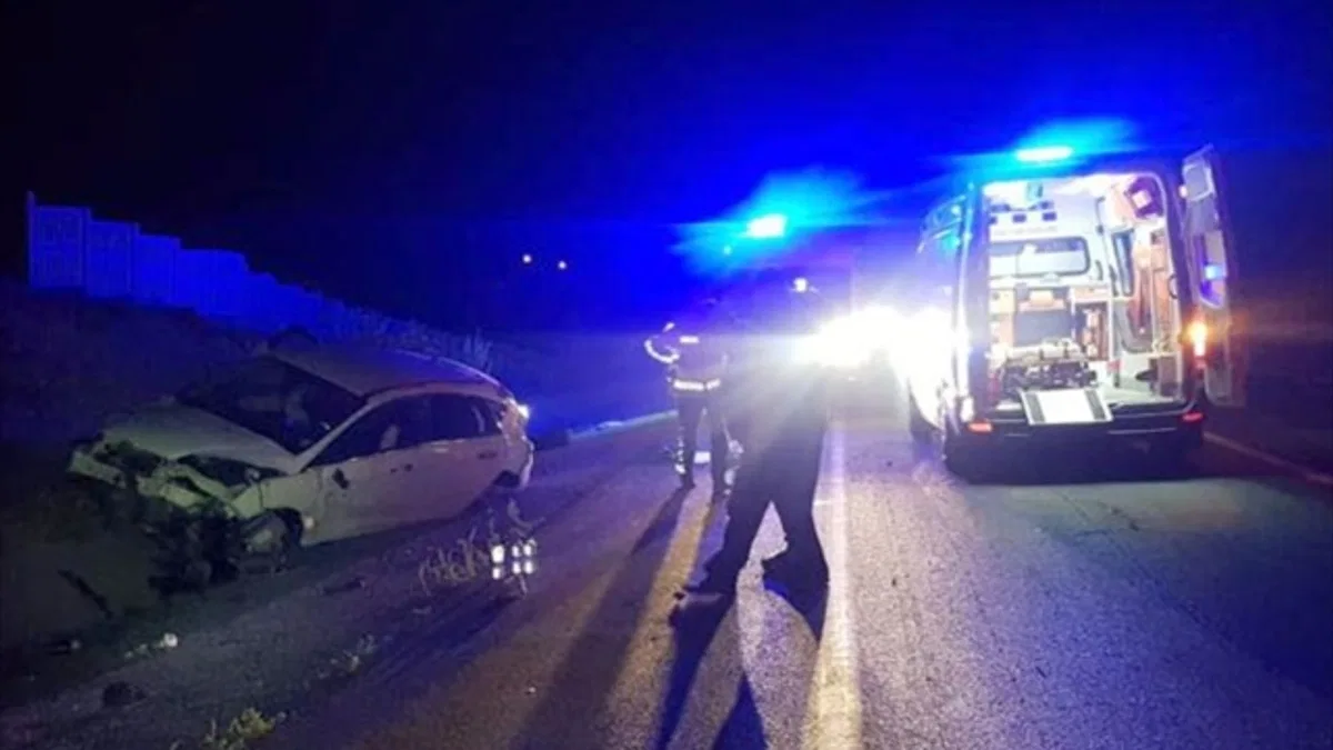 Sivas'ta devrilen otomobildeki 5 kişi yaralandı