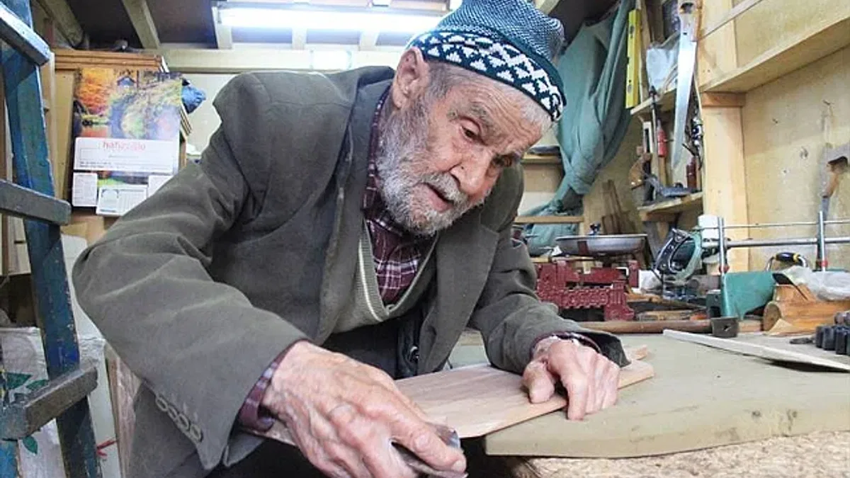 Karaman'ın 'marangoz dedesi' 74 yıldır çalışıyor