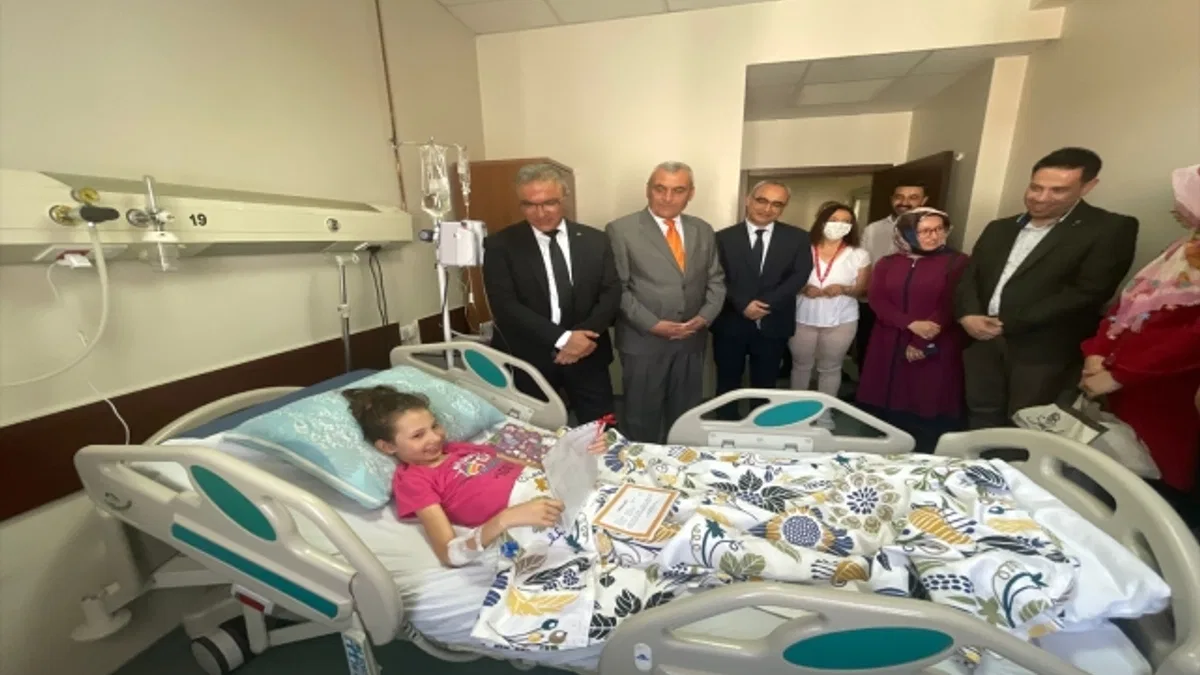 Kayseri'de 17 günlük yaşam savaşını kazanan İkranur'a karne sürprizi