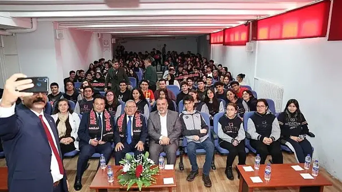 Memduh Büyükkılıç gençlerle buluştu