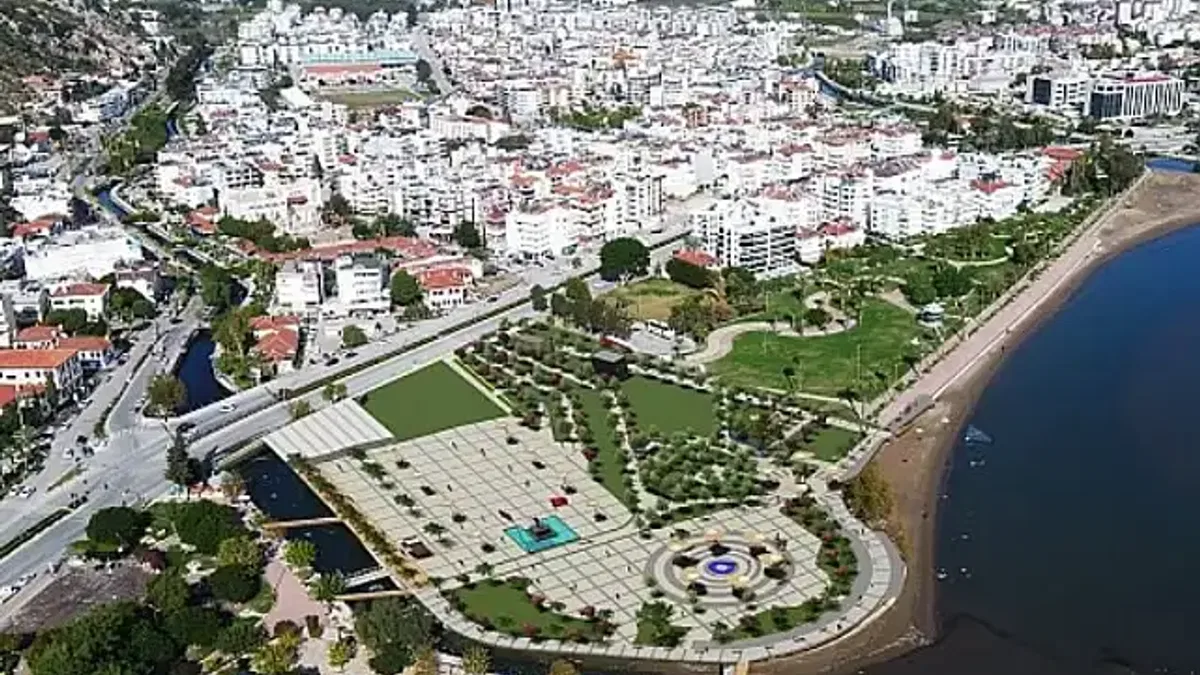 Finike Cumhuriyet Meydanı Sefo ile açılıyor