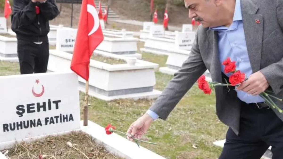 Bakan Tekin'den Erzurum Şehitliği'ne bayramlık ziyaret