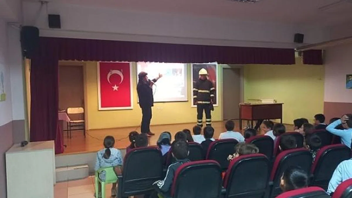 Öğrenciler itfaiyecilik mesleğini öğrendi