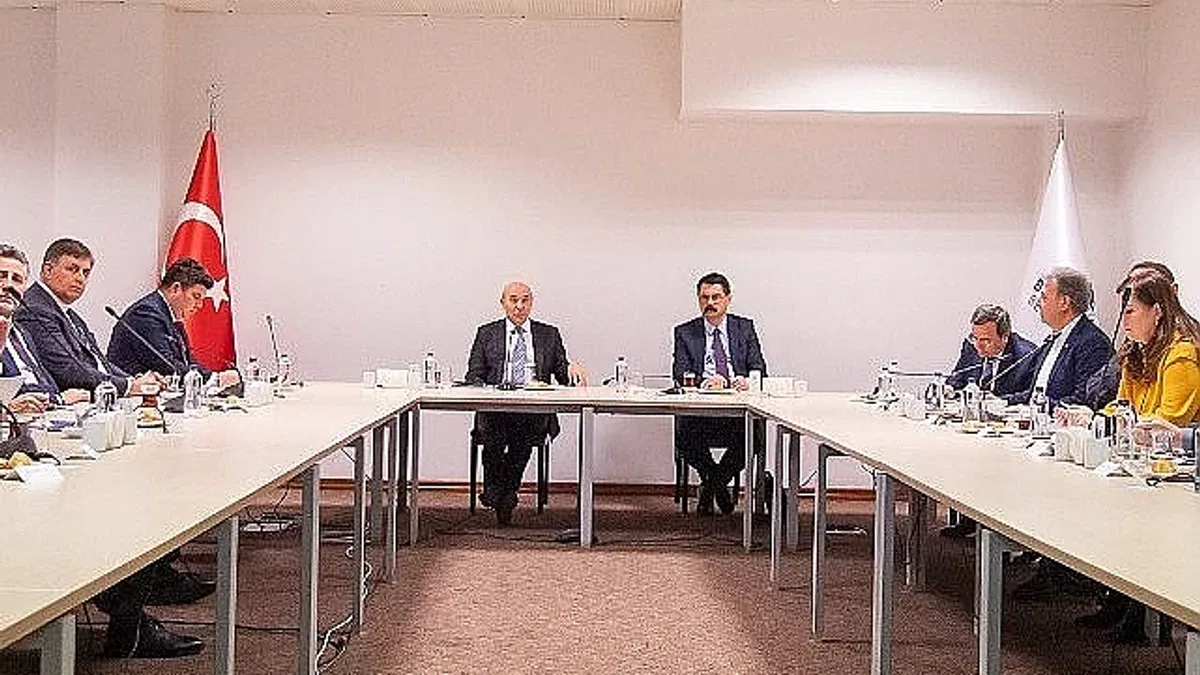 İzmir Büyükşehir Belediyesi ve ilçe belediyelerinden temizlik için güç birliği