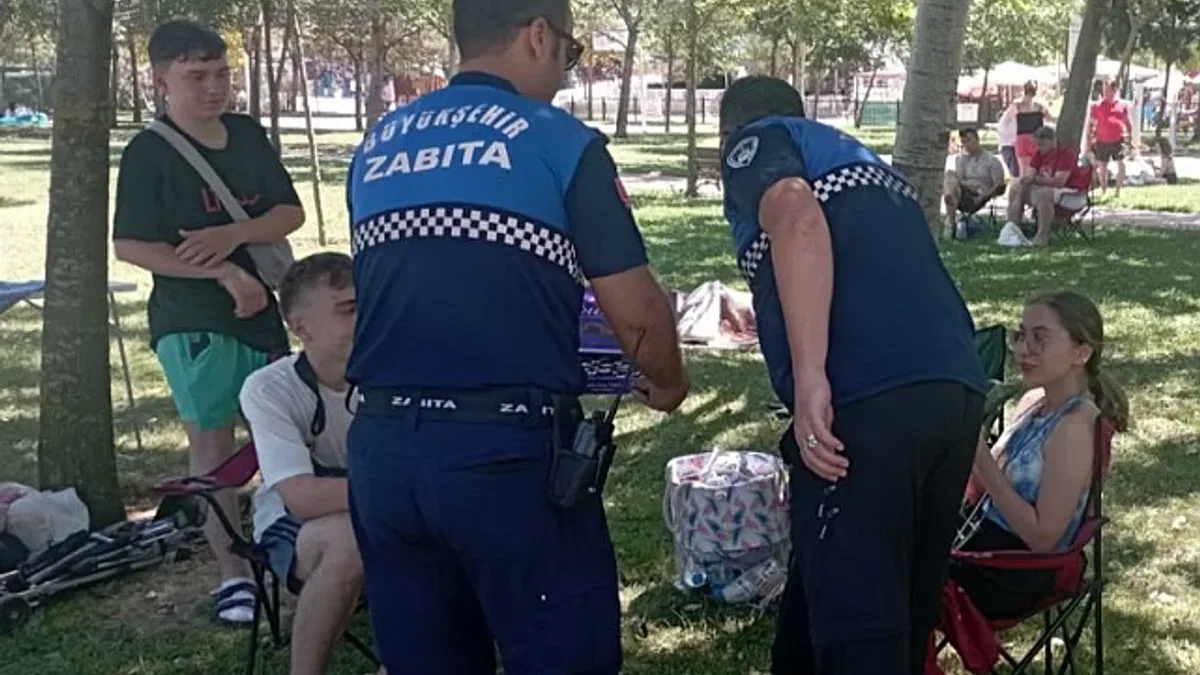 Kocaeli Büyükşehir zabıtasından tatilcilere çikolata ikramı