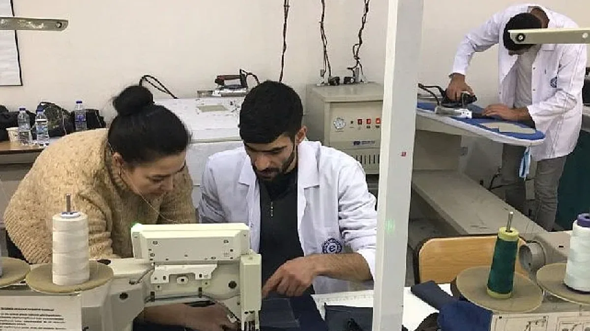 Türk ve göçmen deri dikim ve kesim operatörleri işbaşı yaptı