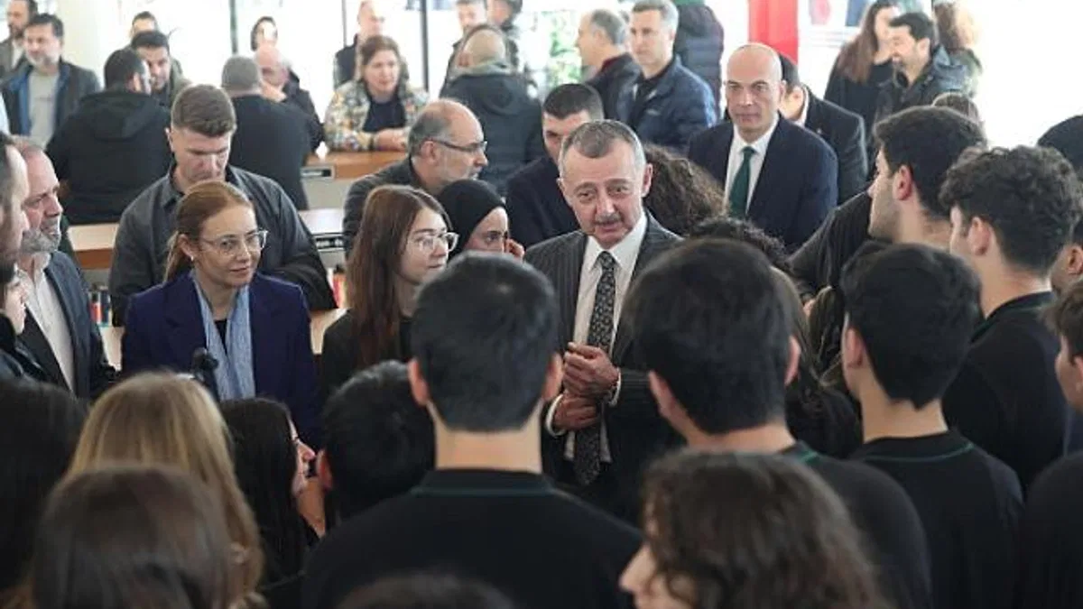Gençler, Milli İrade Meydanı'ndan çıkmak istemeyecek; Büyükşehir'den İzmit'e 7/24 açık kütüphane