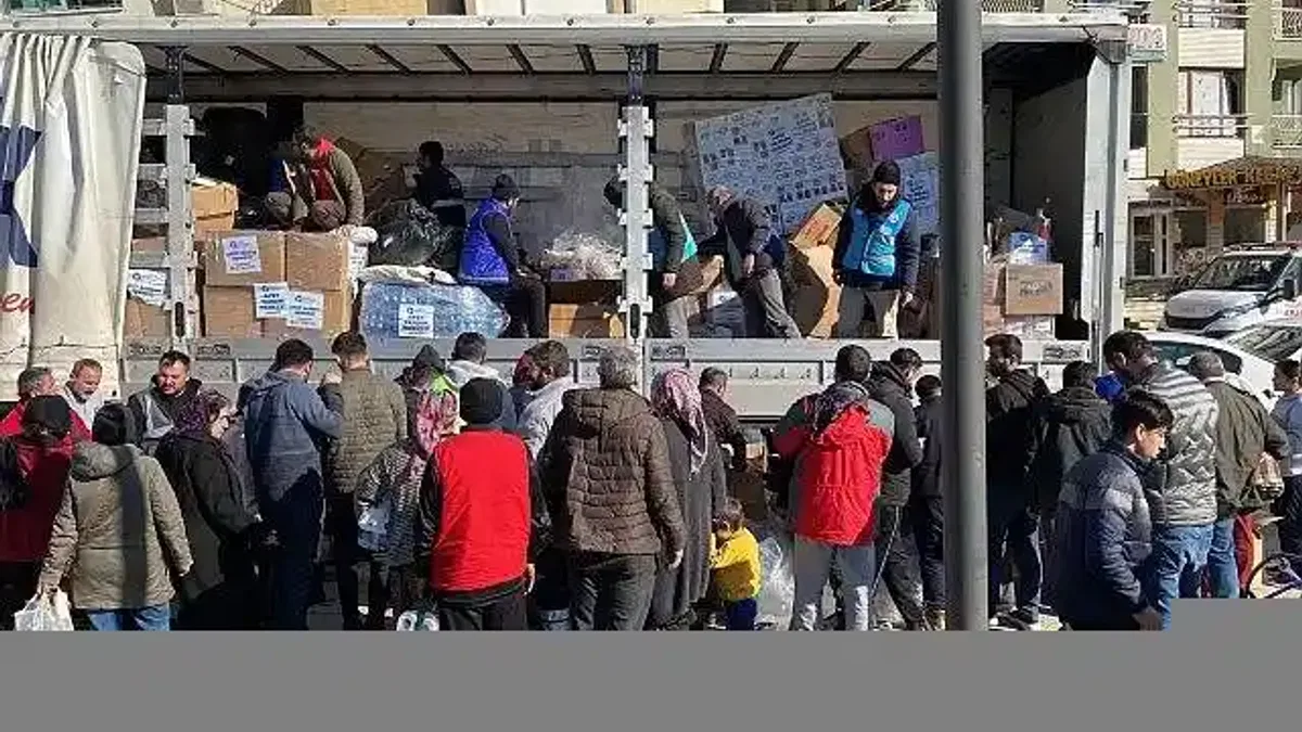 Antalya Büyükşehir Belediyesi'nin yardım tırları Hatay'a ulaştı