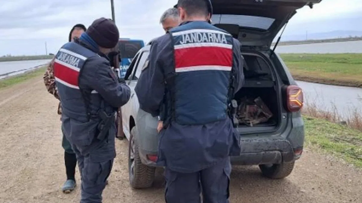 Gala Gölü’nde kaçak avlanan 2 avcı yakalandı
