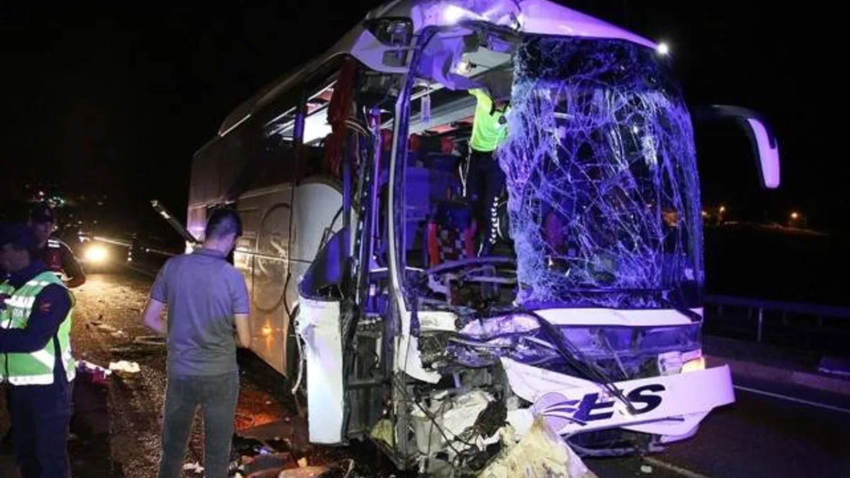 Uşak'ta yolcu otobüsü tıra arkadan çarptı, 1 kişi öldü, 43 kişi yaralandı