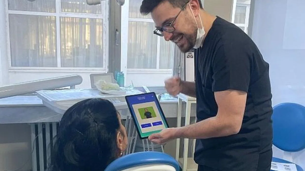 "Diş Hekimimi Duyuyorum" uygulaması işitme engelli bireylerin kullanımına sunuldu