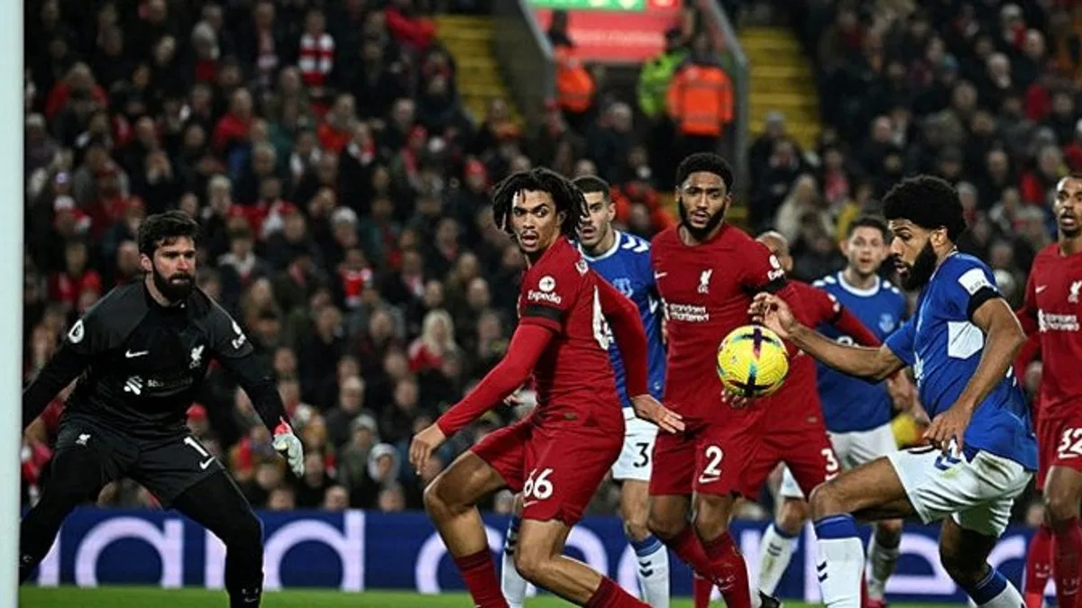 Liverpool-Everton derbisinde giyilen formalar depremzedeler için açık artırmayla satışa çıktı!