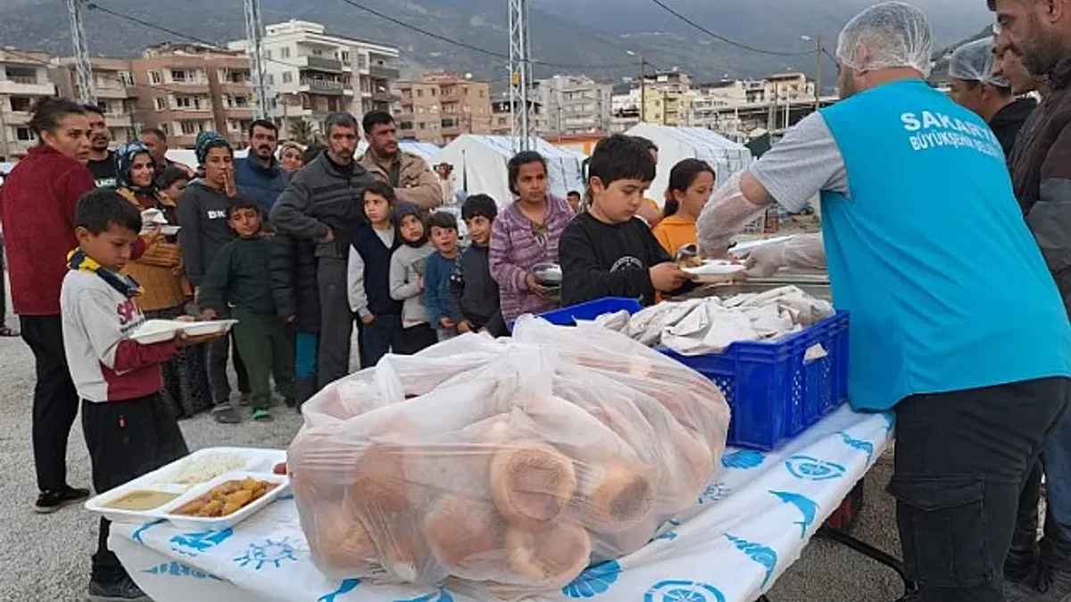 Deprem bölgesinde oruçlar Sakarya'nın kardeşlik sofrasında açılıyor