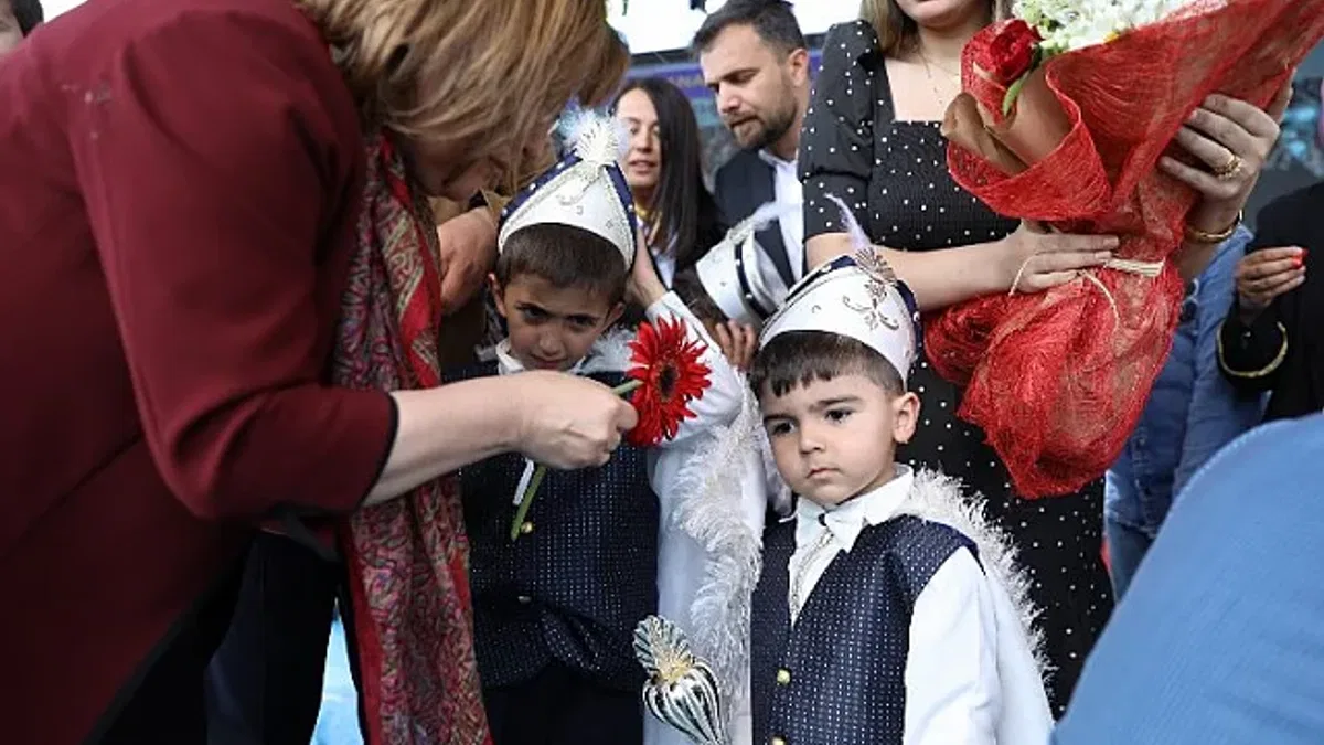 Gaziantep'te bin 27 çocuk erkekliğe ilk adımı attı... Çeyrek altın ve bisikletleri kaptı