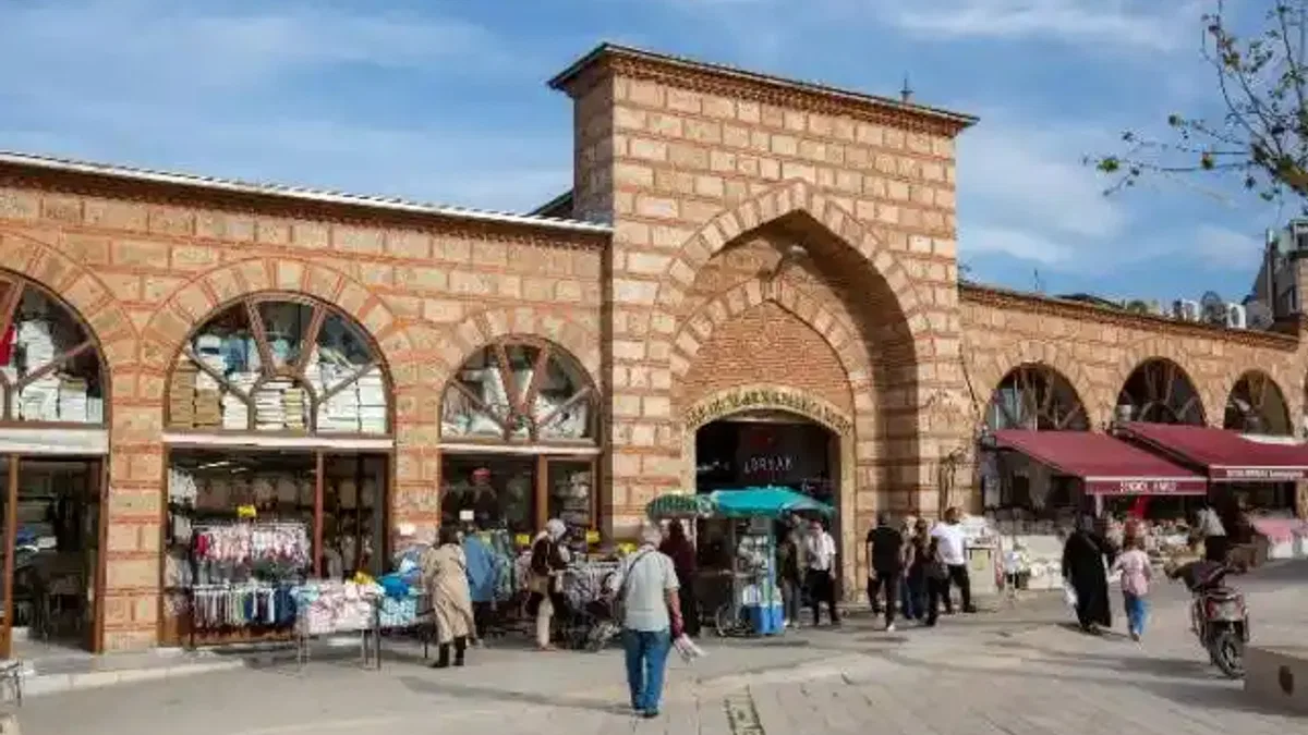 Bursa'da Tarihi Bakırcılar’da vitrin yenileniyor