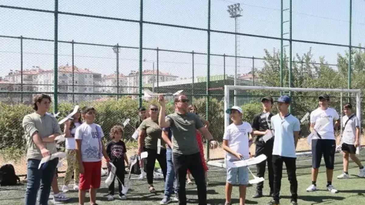 Gazi şehirli gençlere temel havacılık eğitimi