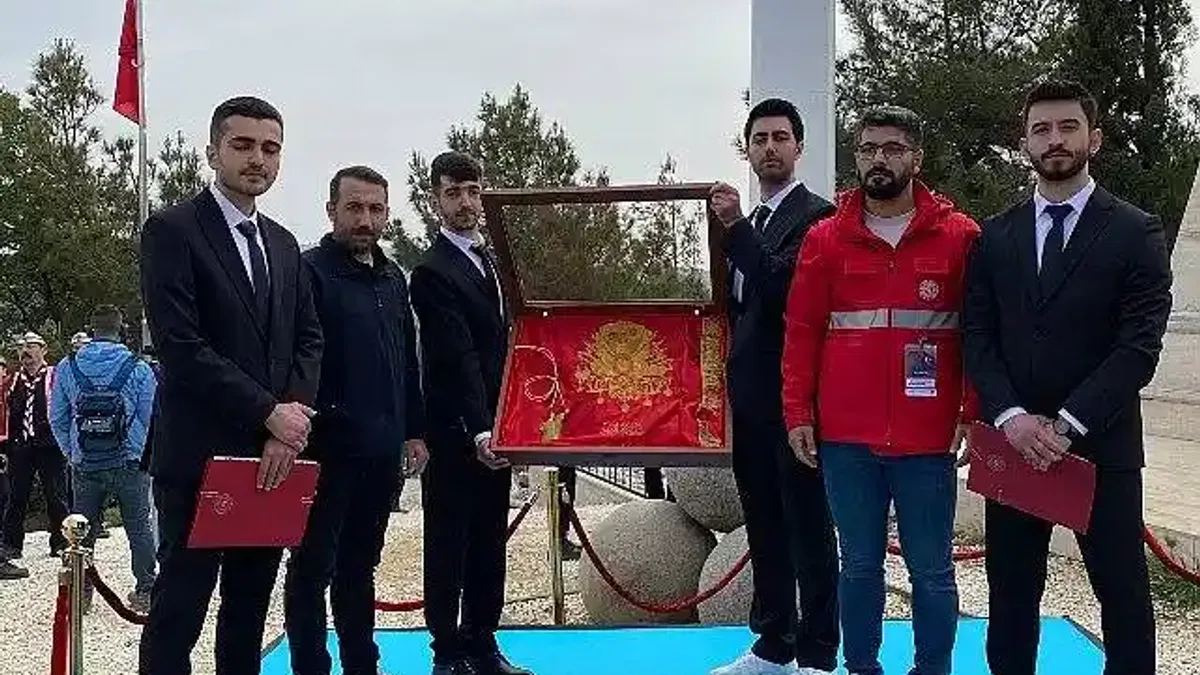 EÜ öğrencileri 57. Alay Sancağını törenle teslim etti