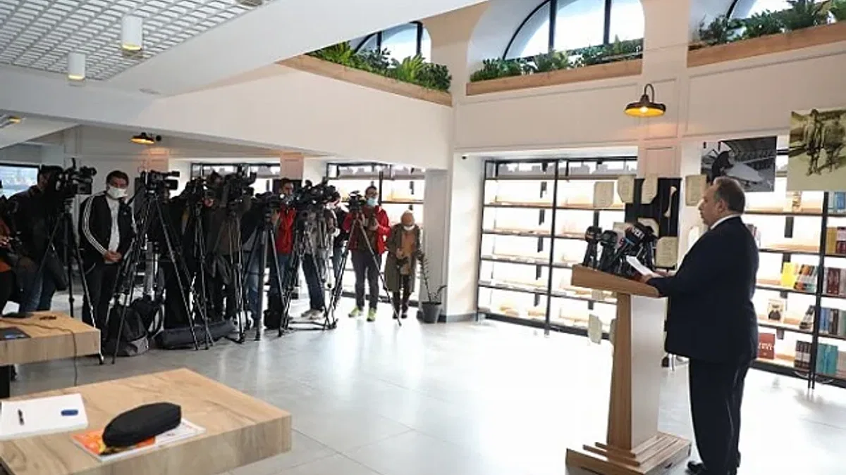 Mustafa Yalçın'dan gazetecilere takdir