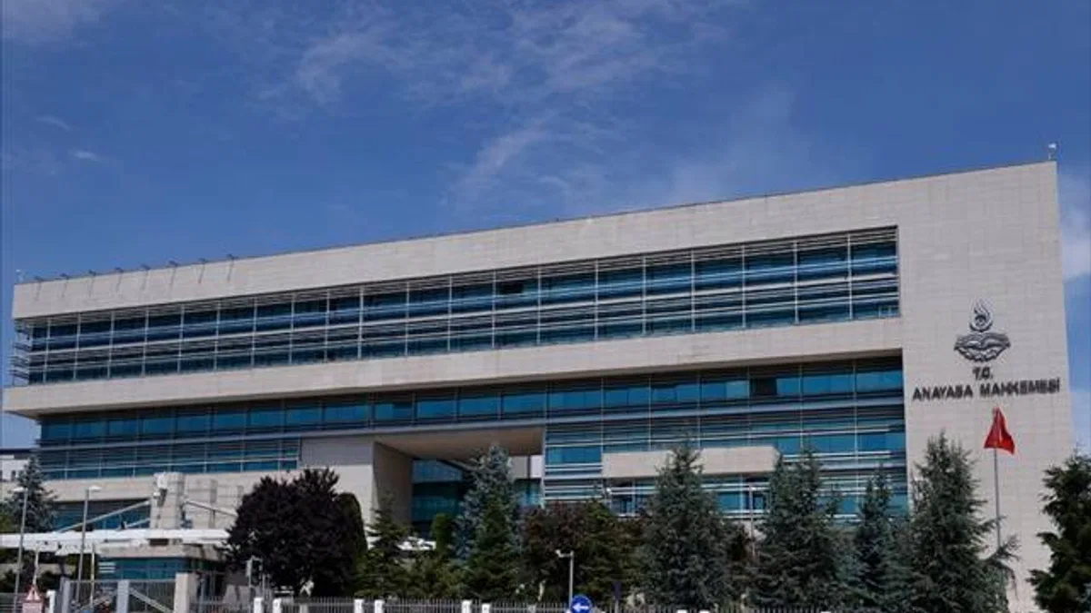 AYM'den terör örgütü üyeliğinden cezalandırılan eski Sur Belediye Başkanının başvurusuna ret