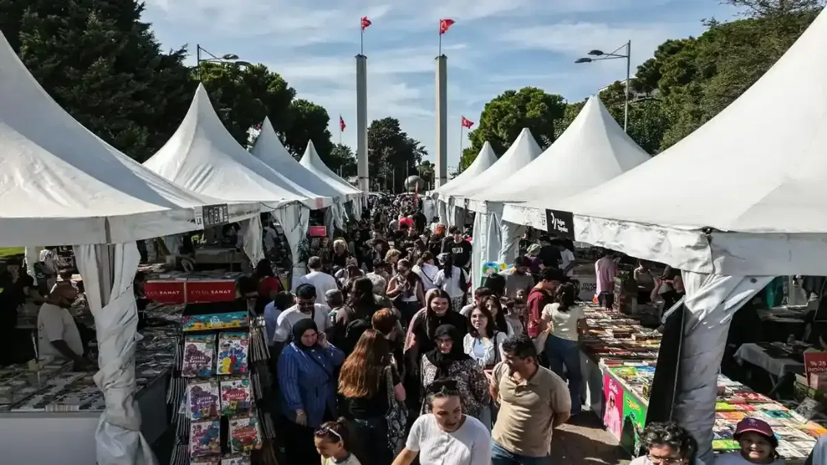 İzmir'deki kitap fuarına kitapseverlerden yoğun ilgi